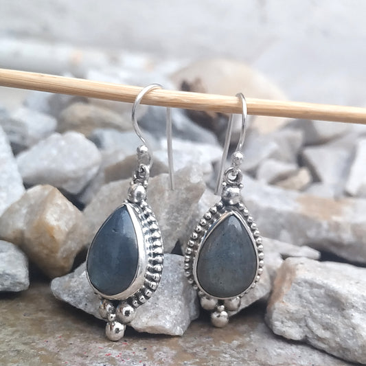 Bow shape earring